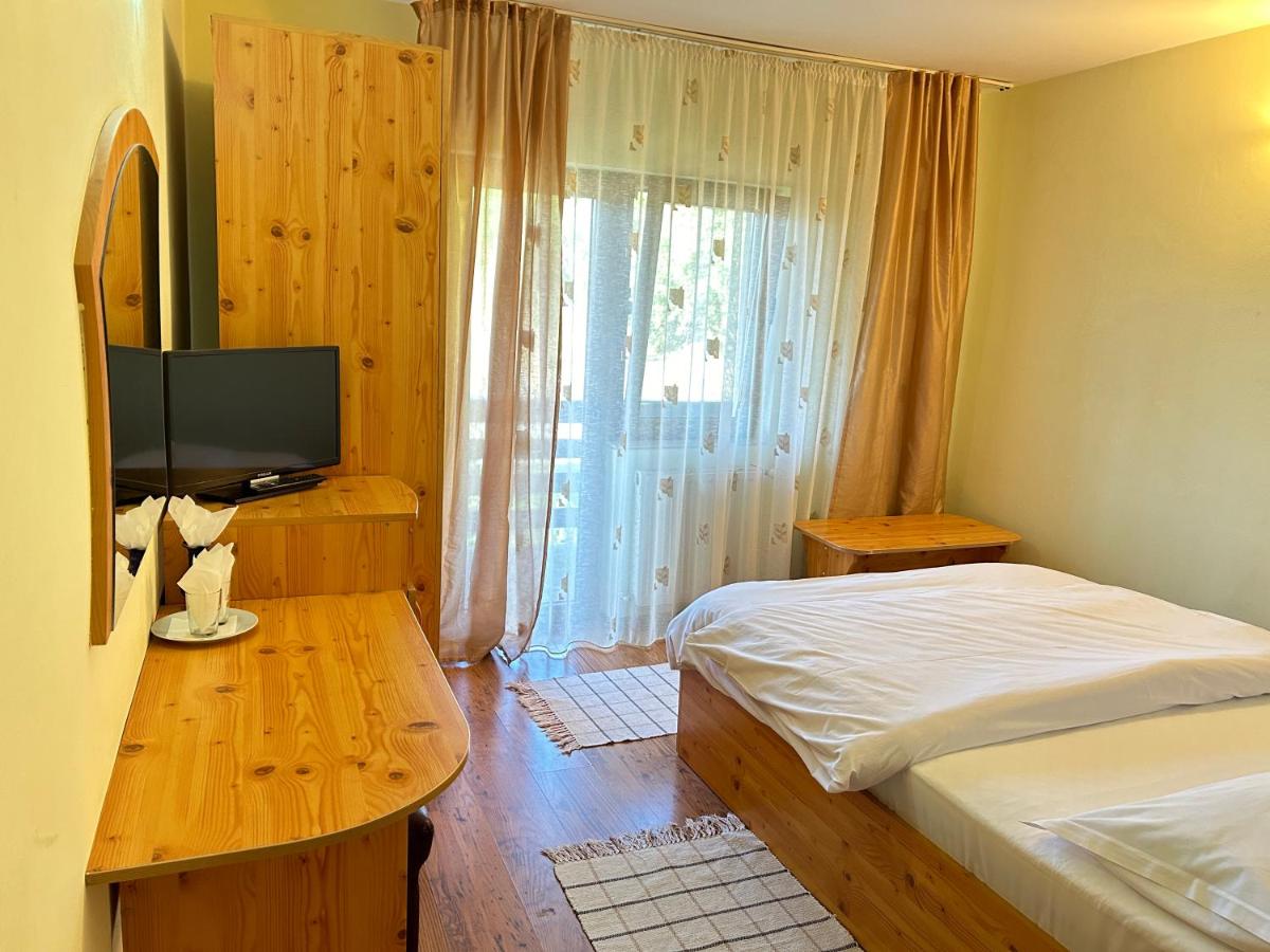 Cameră cu ieșire la balcon